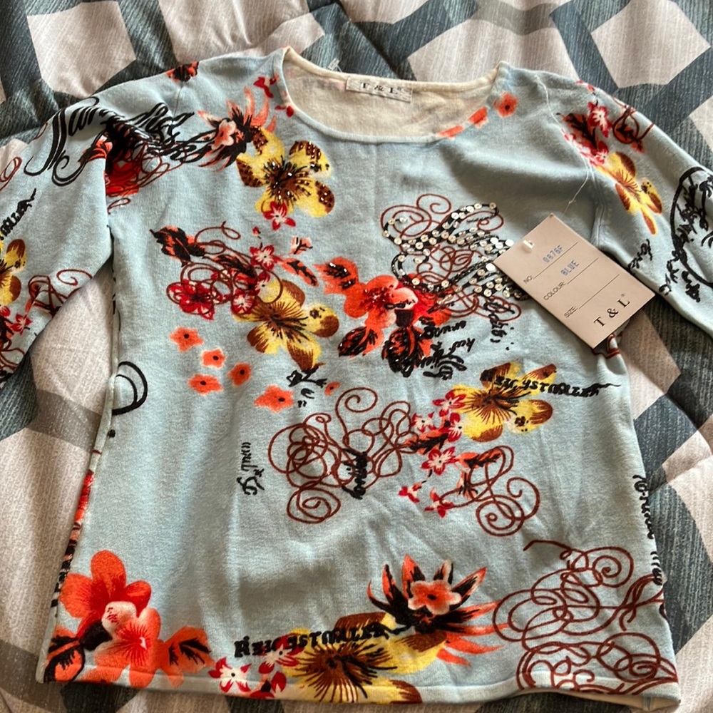 T & L sweater size S